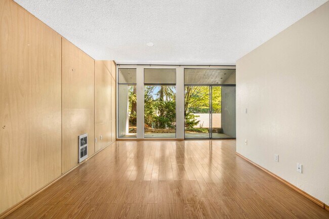 Building Photo - Great Grass Lawn Community Condo