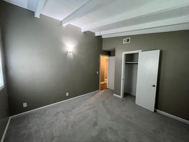Building Photo - 2503 Broadmoor Dr