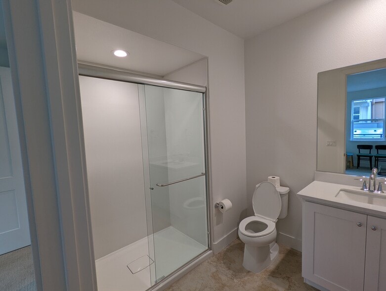 Building Photo - 3328 Flash Cmn