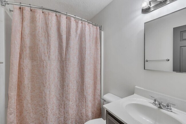 Building Photo - AVAILABLE JULY 10TH. 2 Bed 1 bath FOR LEASE in South Inglewood (East Nashville). $1750 Rent. Pets...