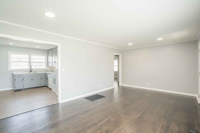 Building Photo - Charming Newly Renovated 3-Bedroom Home in...