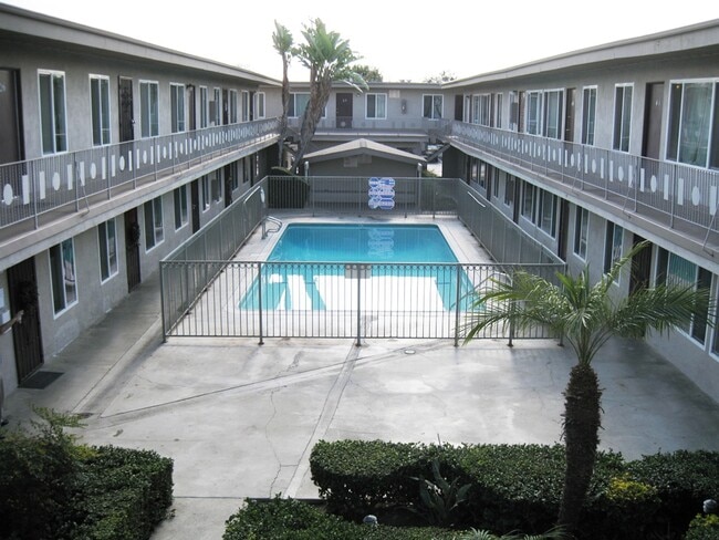 Building Photo - 9210 Somerset Blvd