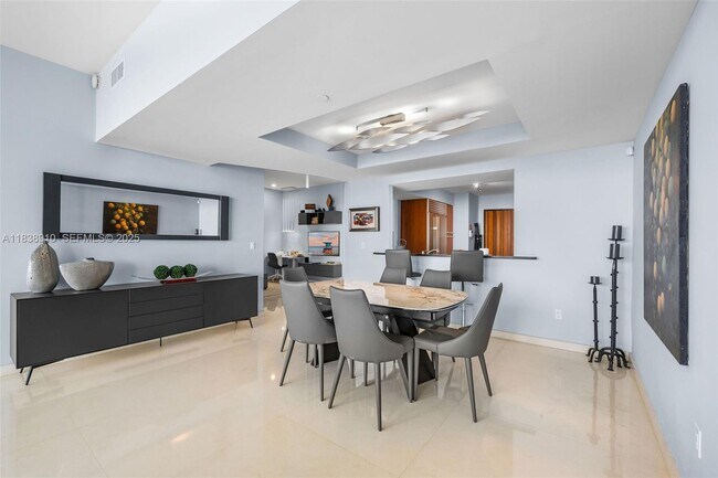 Building Photo - 1331 Brickell Bay Dr