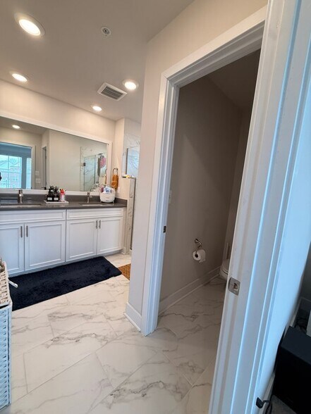 Building Photo - 11470 St Luke Dr