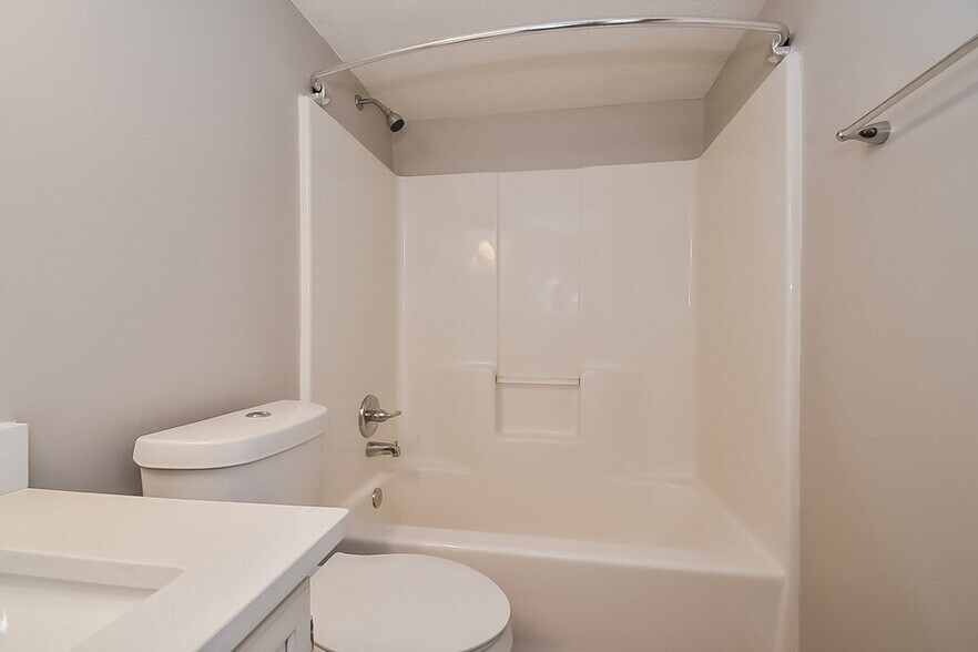 Building Photo - 2032 Lown Farm Ln