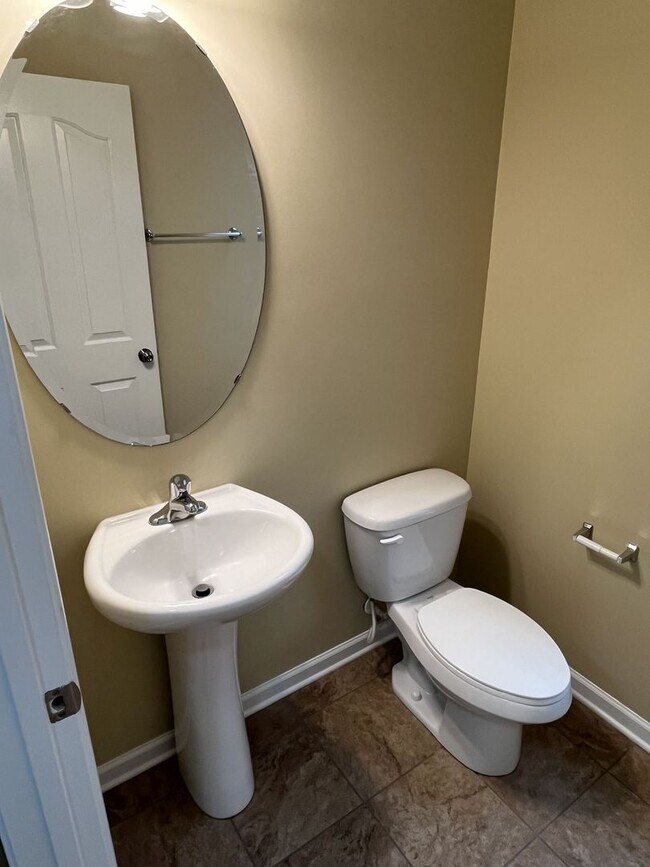 Building Photo - Spacious 4 Bed + Bonus Room Home in Concord
