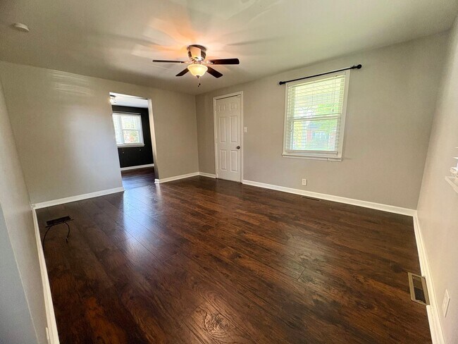 Building Photo - 4 Bedroom 2 Bathroom in Harrisburg!