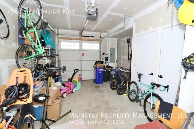 Building Photo - 3 Bedroom Townhome in Howard Square!