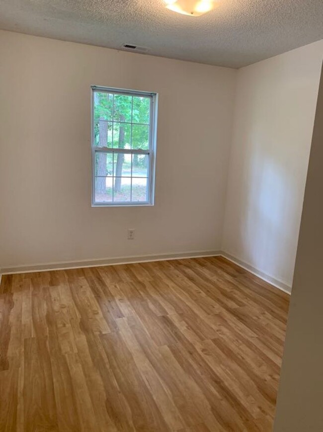 Building Photo - 1/2 OFF FIRST MONTHS RENT! 3 Bedroom 2 Bat...