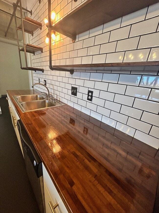 Building Photo - Updated & Spacious Studio Home