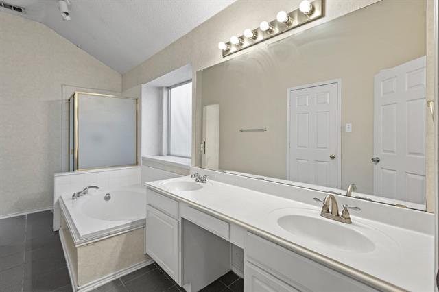 Building Photo - 5636 Creekhollow Dr