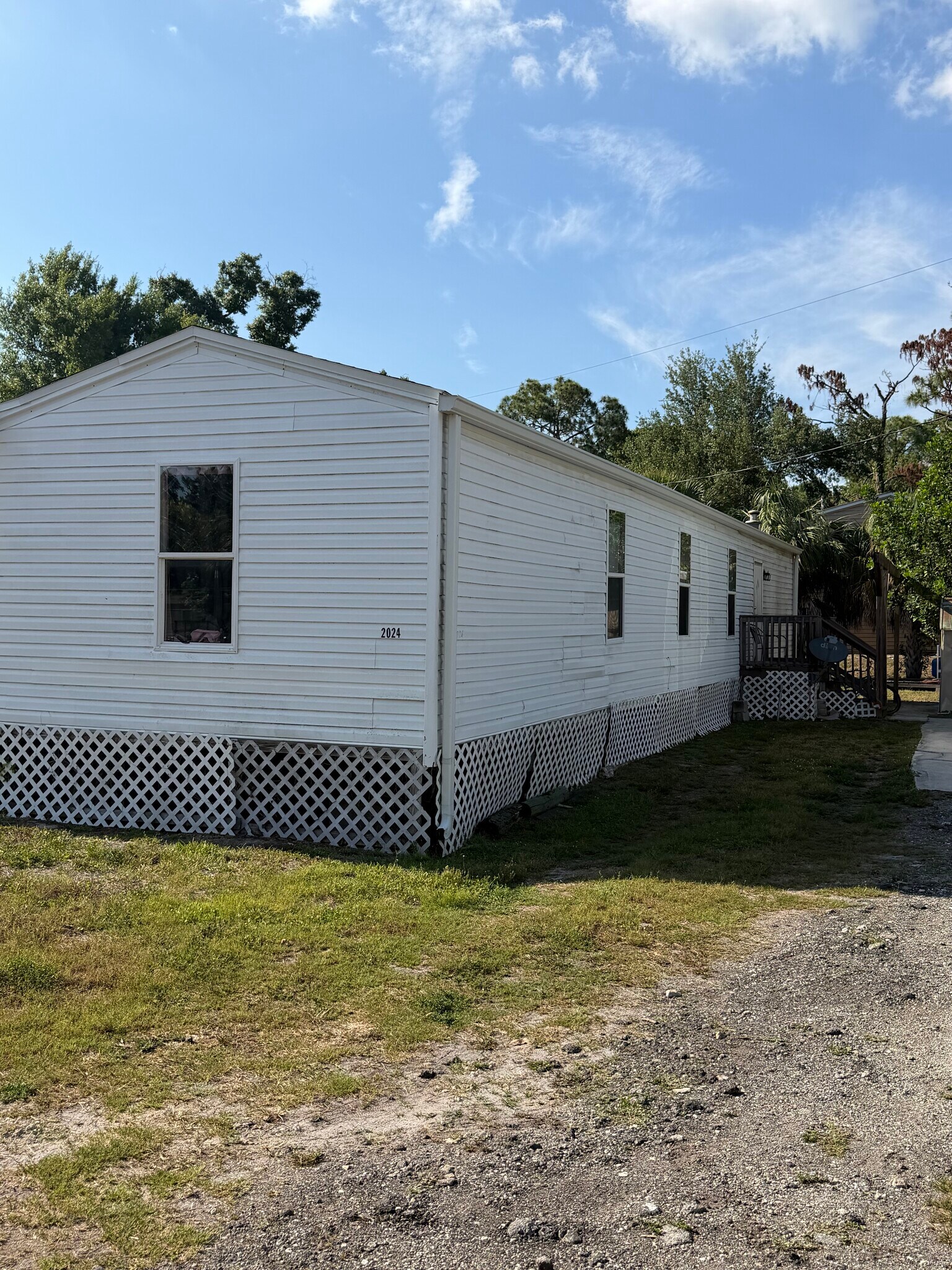 Building Photo - 2024 Laurel Ln