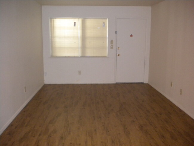 Building Photo - 2 Bedroom, 1.5 Bathroom Apartment in Arlin...