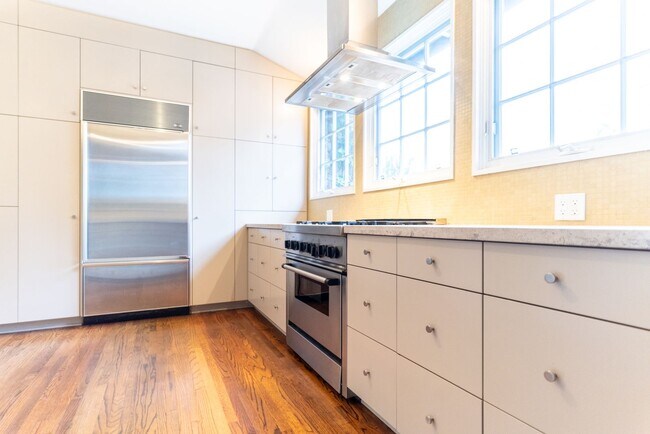 Building Photo - Beachwood Canyon 2b2b Home - Intentional F...