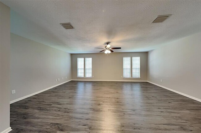 Building Photo - 2615 Silver Falls Dr