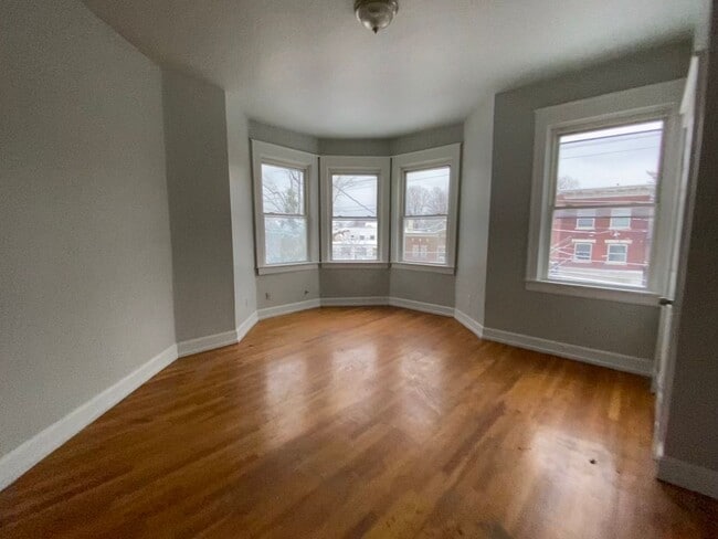 Building Photo - CENTRALLY LOCATED 6 BEDROOM 2 BATH OVER 2200 SQ FT!