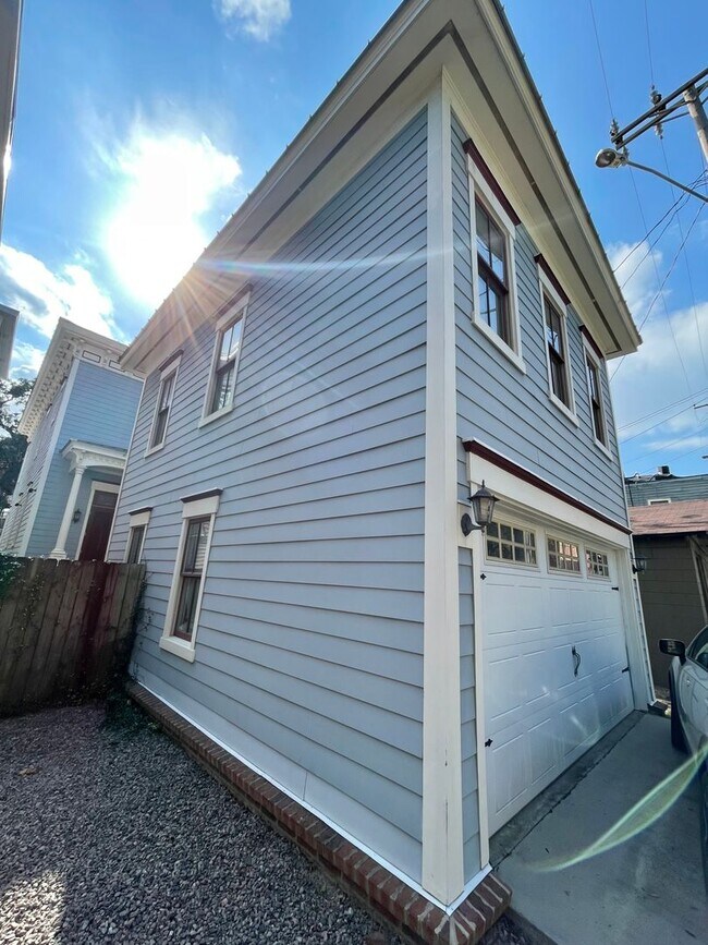 Building Photo - 1 Bedroom / 1 Bathroom Apartment – Walk to Forsyth Park