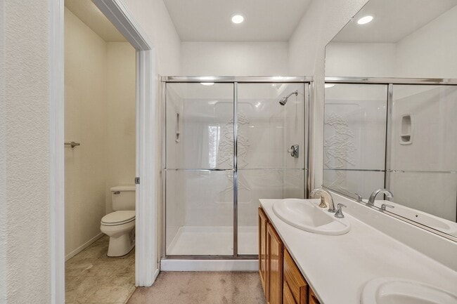 Building Photo - Spacious, Open-Concept 2/2 Condo SSF