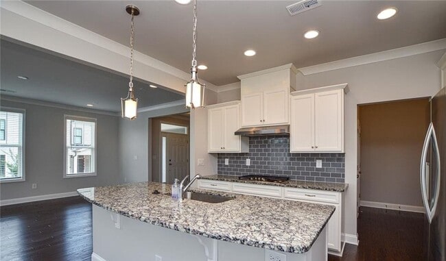 Building Photo - Charming 3BR/2.5BA Townhome located in Cab...