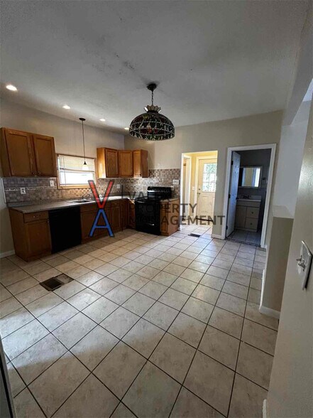 Building Photo - 156 Fallbrook St