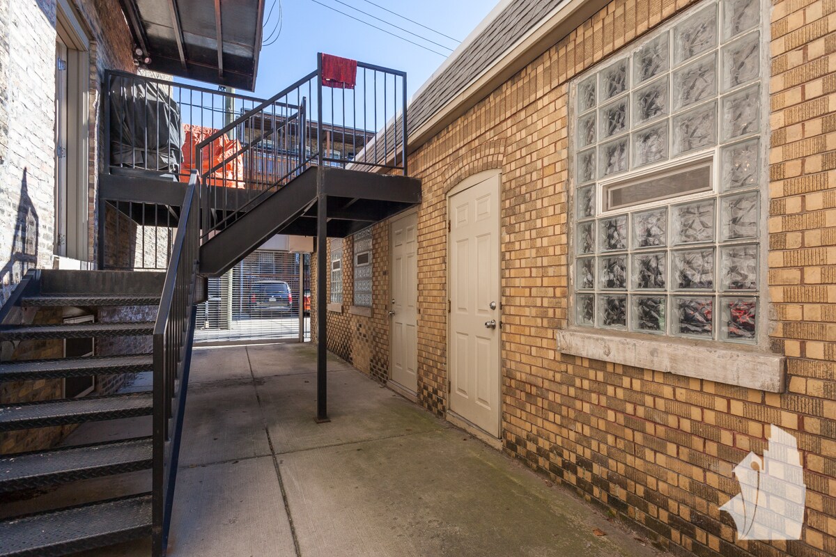Building Photo - 815 W Newport Ave