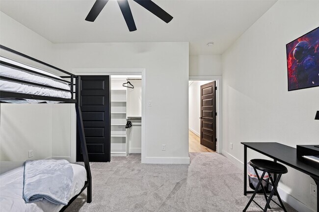 Building Photo - 712 Delano St