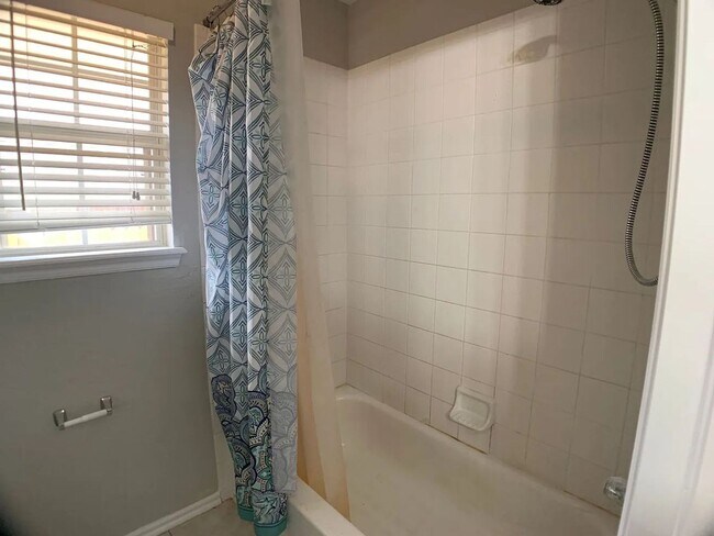 Building Photo - Spacious 4-Bedroom Home | Fenced Yard & 2-Car Garage