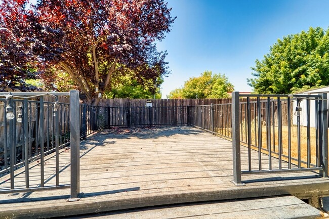 Building Photo - North Yuba City 3 bd 2 bath Home with solar