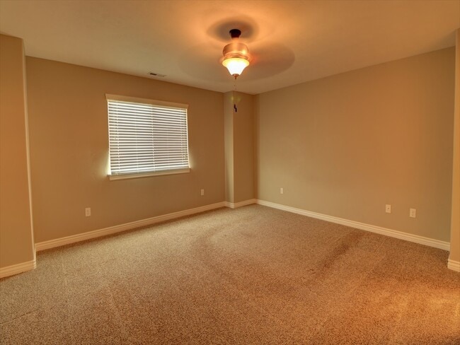 Building Photo - End unit town home