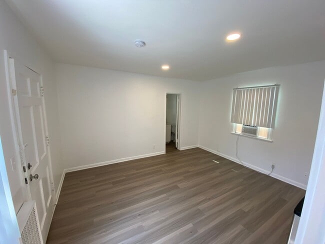 Interior Photo - 944 Tiverton Avenue