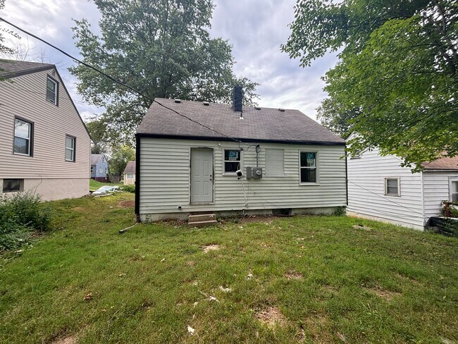 Building Photo - 4 Bed 2 Bath Home with Garage Near Swope PKWY Available NOW!