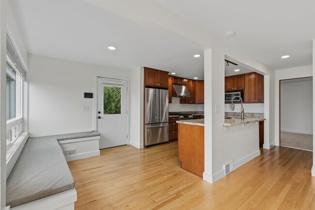 Building Photo - 5306 Beach Dr SW