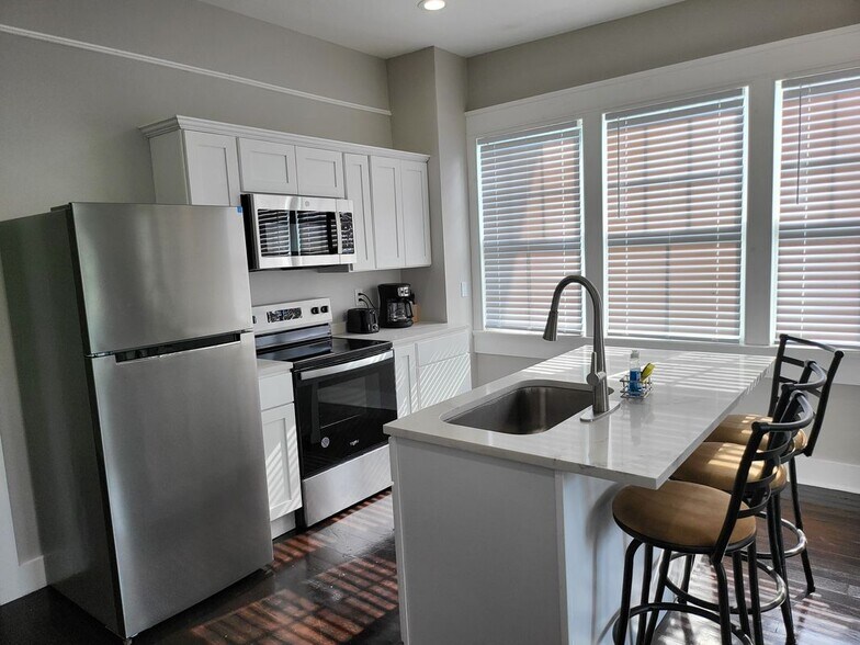 Building Photo - 434 S Cortez St