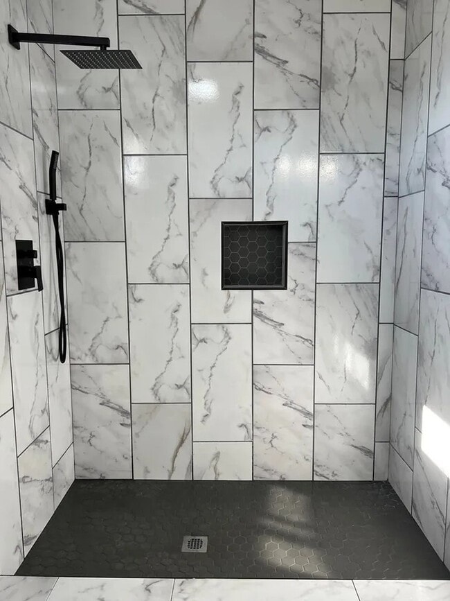 Building Photo - 2001 N Lincoln Ave