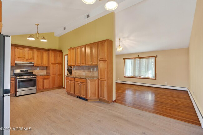 Building Photo - 150 Cloverdale Cir