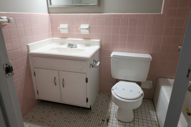 Building Photo - 104 Catherine Ave