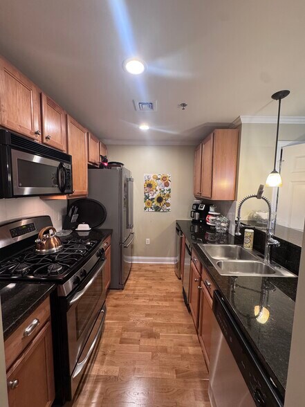 Building Photo - 17 Central St