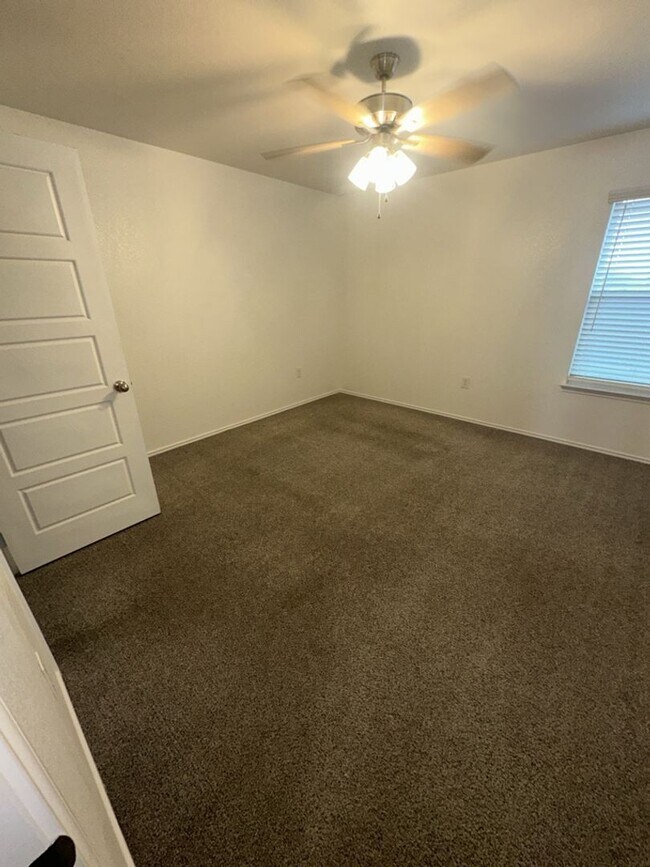 Building Photo - AVAILABLE NOW!