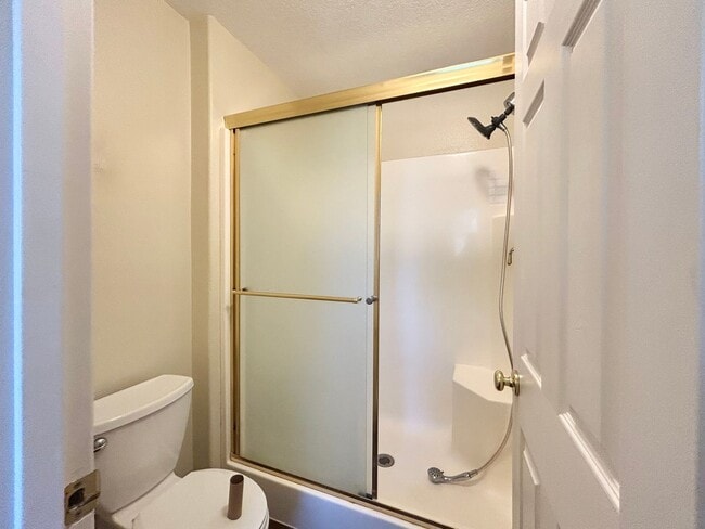 Building Photo - Spacious 4 Bed, 2.5 Bath House
