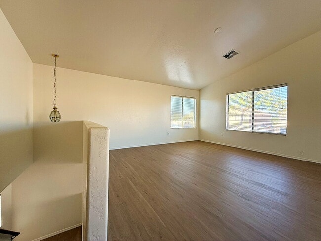 Building Photo - For Rent: Spacious 3 Bed, 2.5 Bath Home with Den & Bonus Room!