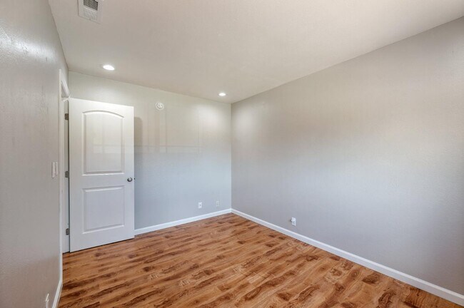 Building Photo - 3661 Slopeview Dr