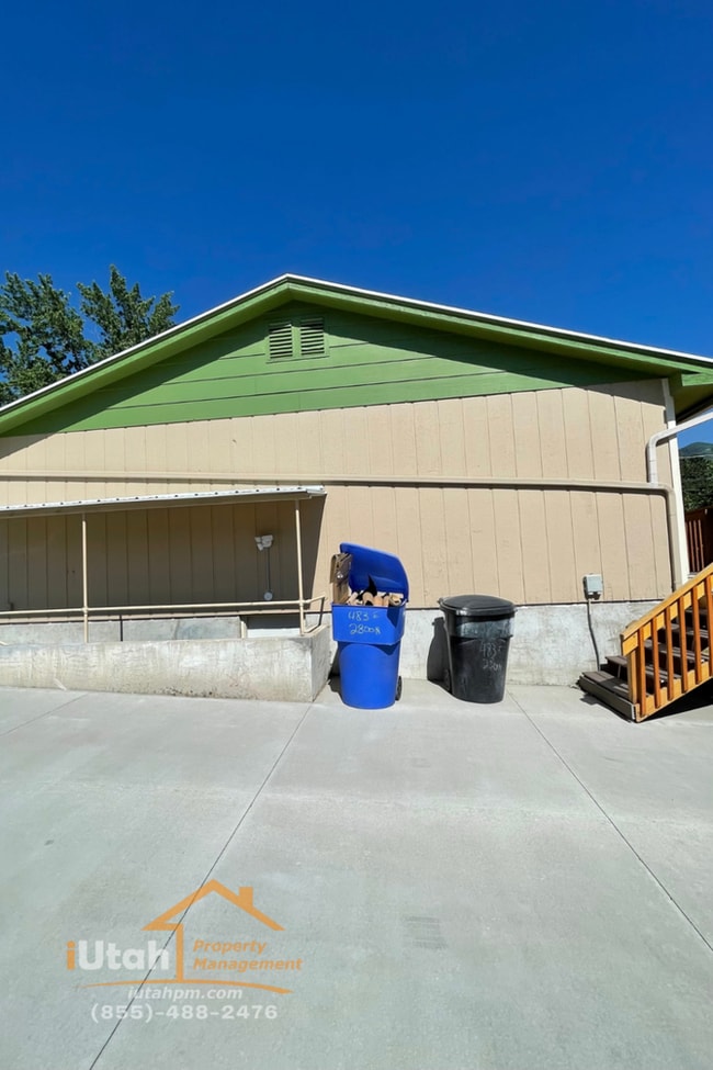 Building Photo - 2 bdrm 1 bath Duplex