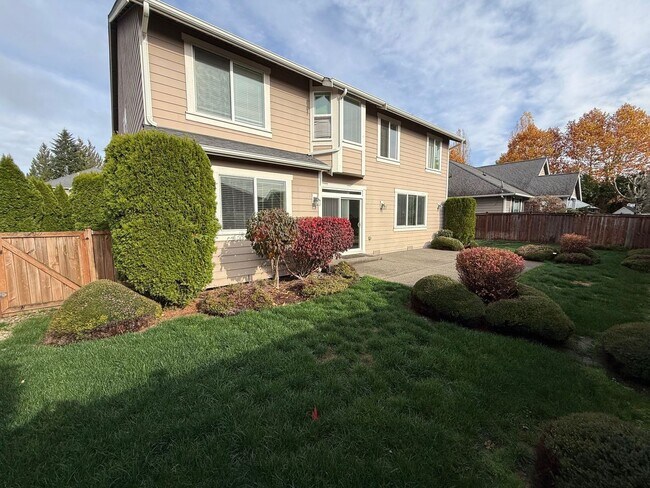 Building Photo - Stunning large 3 bedroom plus bonus rooms ...