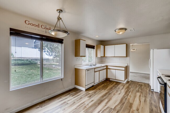 Kitchen w Breakfast Nook - 5120 Perth St