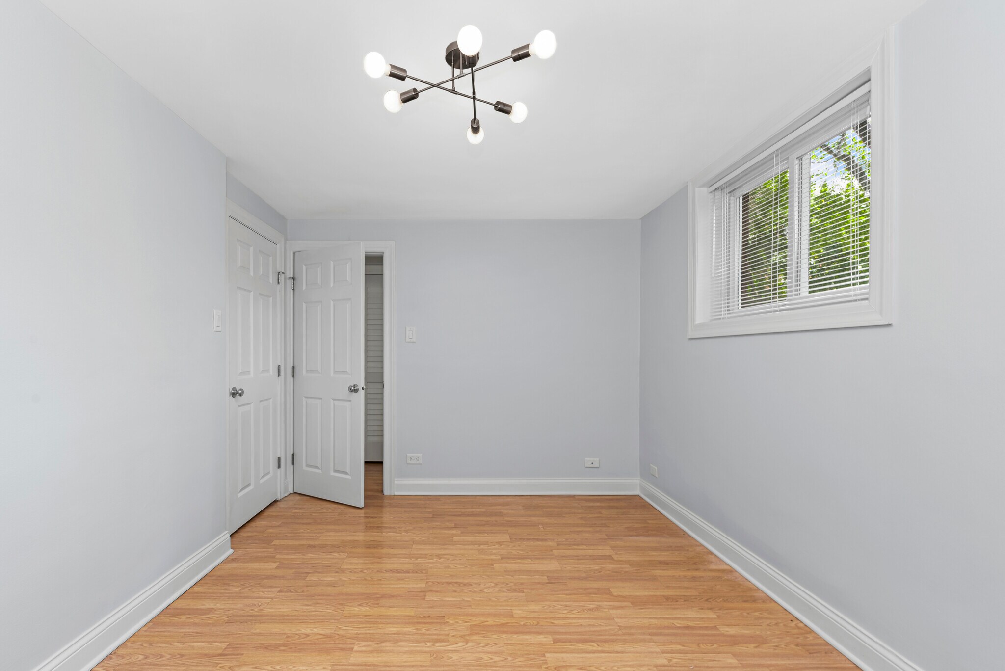 Bedroom - 2624 W Catalpa Ave