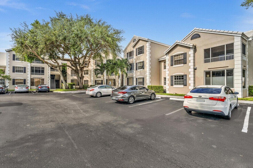 Building Photo - 2850 N Oakland Forest Dr