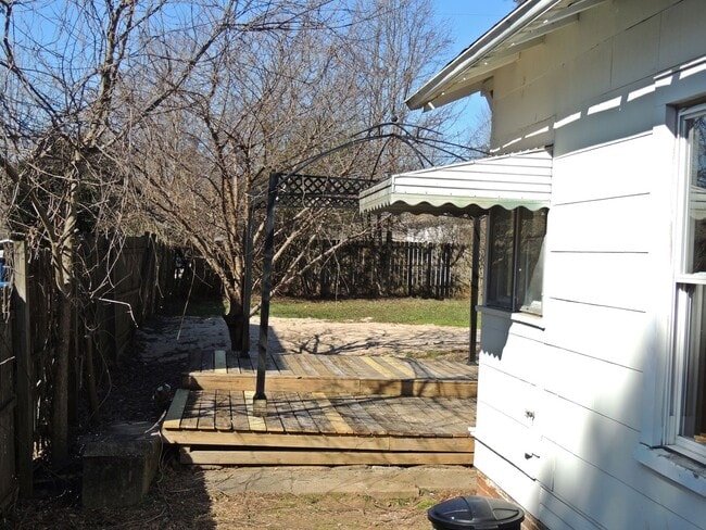 Building Photo - Two bedroom, one bath home is South Knoxville
