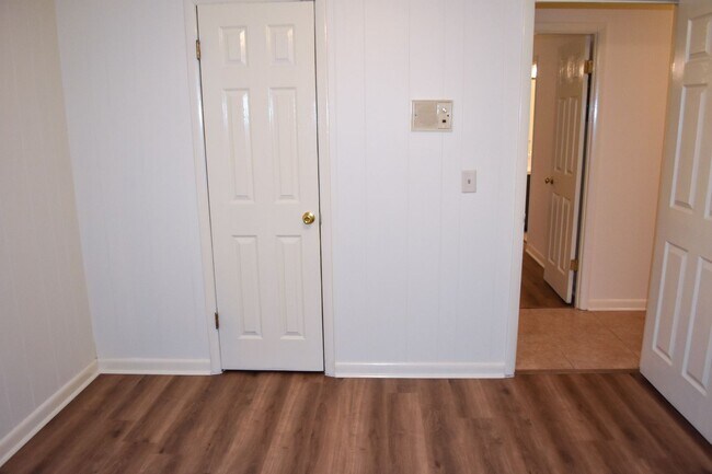 Building Photo - Three Bedroom Two Bath outside Eglin Gates