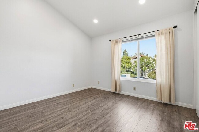 Building Photo - 833 Shadow Lake Dr
