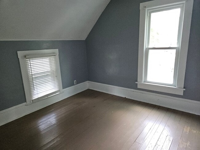 Building Photo - 2 bedroom 1.5 bath single family home